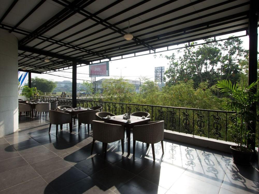 D'Salvatore Boutique Hotel Yogyakarta Maguwo Buitenkant foto