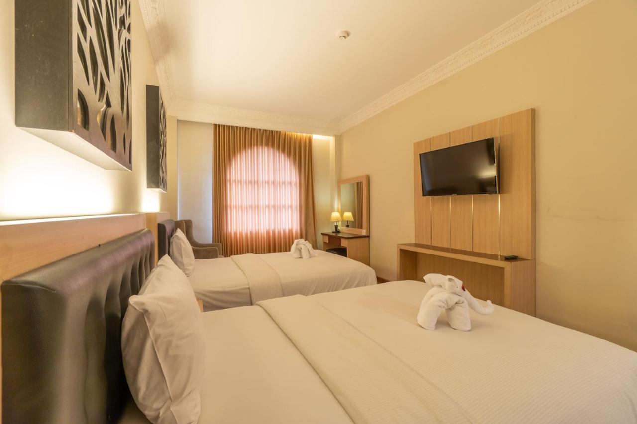 D'Salvatore Boutique Hotel Yogyakarta Maguwo Buitenkant foto